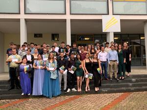 Bild vergr&ouml;&szlig;ern: Die Sch&uuml;lerinnen und Sch&uuml;ler der Klassen 1BFAVD1-4 und ihre Lehrkr&auml;fte.