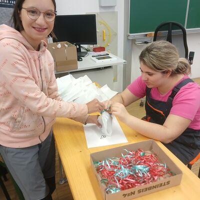 Bild vergr&ouml;&szlig;ern: Acht Helfer f&uuml;r den Nikolaus