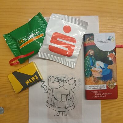 Bild vergr&ouml;&szlig;ern: Geschenke der Sponsoren der Nikolaus-T&uuml;ten