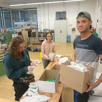 Bild vergr&ouml;&szlig;ern: Acht Helfer f&uuml;r den Nikolaus