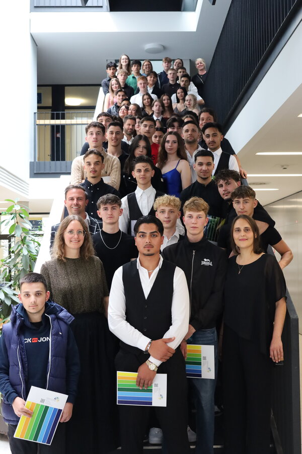 Bild vergr&ouml;&szlig;ern: Absolventen des AVdual 2025