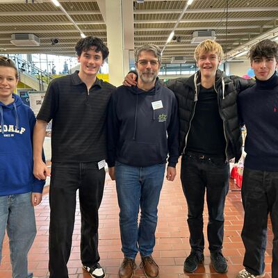 Bild vergr&ouml;&szlig;ern: Thomas Nellesen, Lehrer Ferdinand-von-Steinbeis-Schule, mit den TG-Sch&uuml;lern