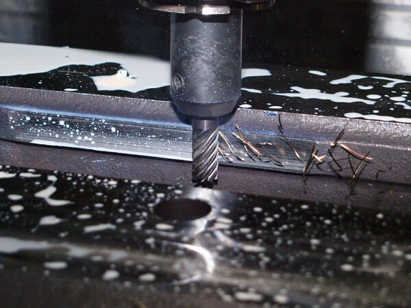 Bild vergr&ouml;&szlig;ern: Einj&auml;hrige Berufsfachschule Metall - gefrorene_wand-milling-1151358 - pixabay