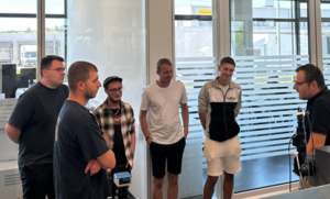 Bild vergr&ouml;&szlig;ern: Techniker besuchen Mitutoyo Deutschland GmbH in Leonberg