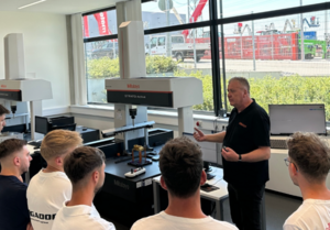 Bild vergr&ouml;&szlig;ern: Techniker besuchen Mitutoyo Deutschland GmbH in Leonberg